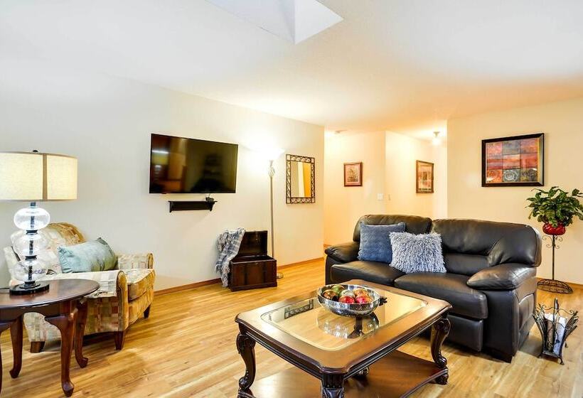 Milwaukie Home W/ Covered Porch: Dogs Welcome!