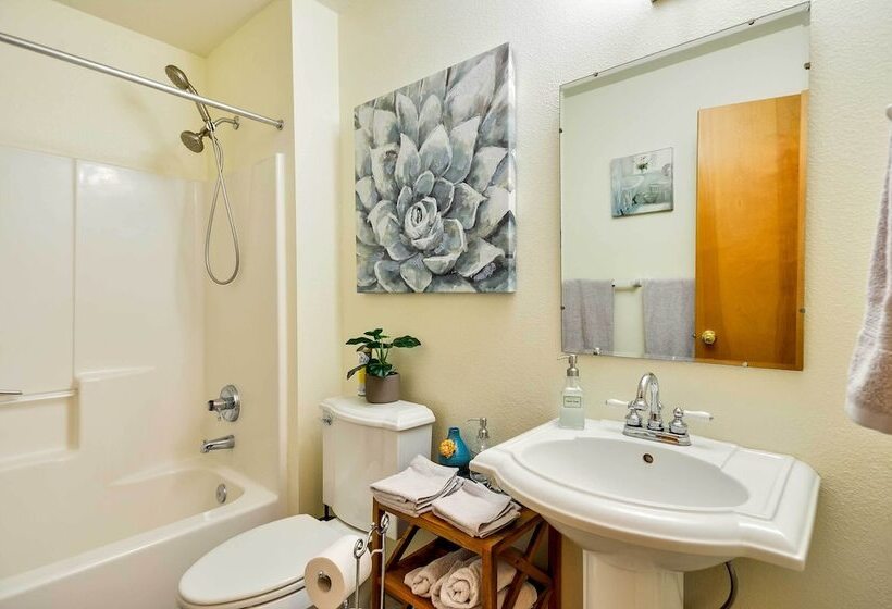 Milwaukie Home W/ Covered Porch: Dogs Welcome!