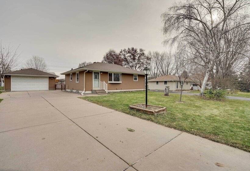 Oakdale Home W/ Deck   7 Mi To Downtown St Paul!