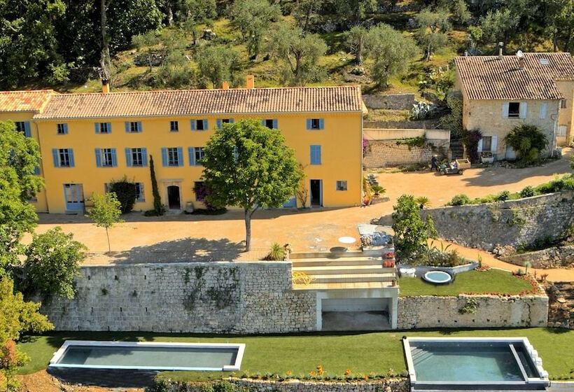 پانسیون Domaine De La Cascade Parfumée