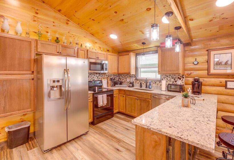 Pet Friendly Chattanooga Cabin W/ Hot Tub & Kayaks