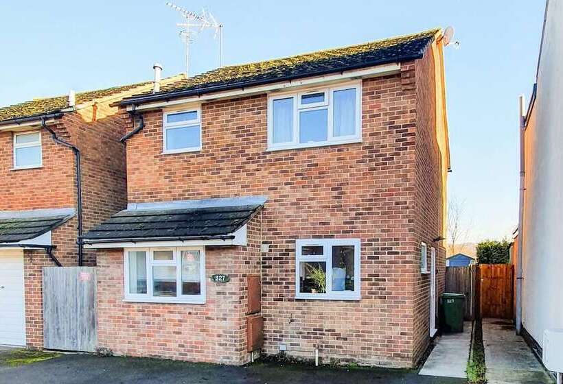 اقامتگاه Impeccable 4 Bed House In Cheltenham