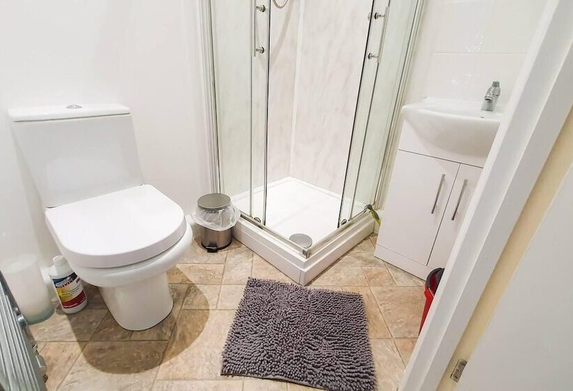اقامتگاه Impeccable 4 Bed House In Cheltenham