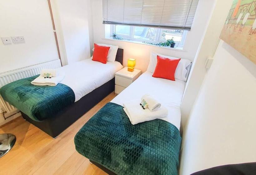 اقامتگاه Impeccable 4 Bed House In Cheltenham