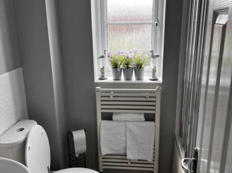 إقامة Charming 3 Bed House In Gloucester