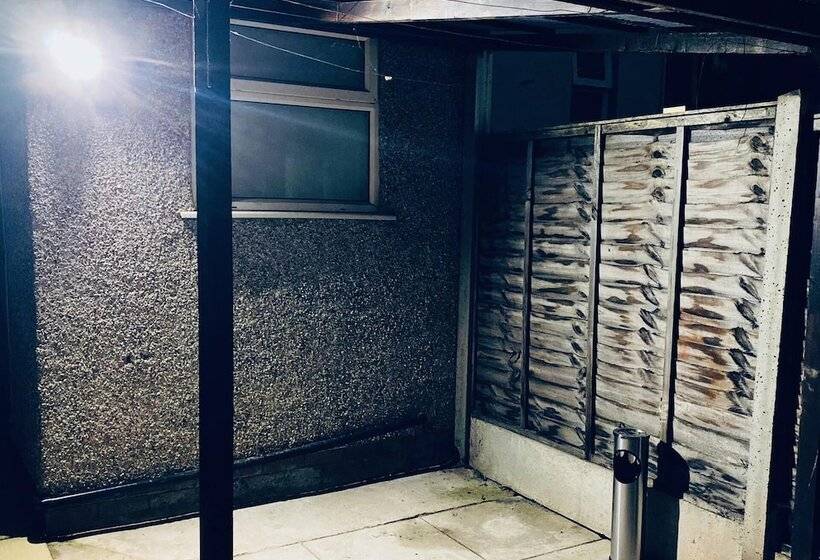 اقامتگاه Inviting 7 Bed House In Coventry City Centre