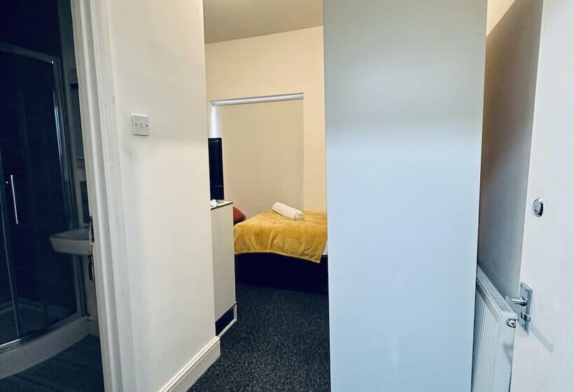 اقامتگاه Inviting 7 Bed House In Coventry City Centre