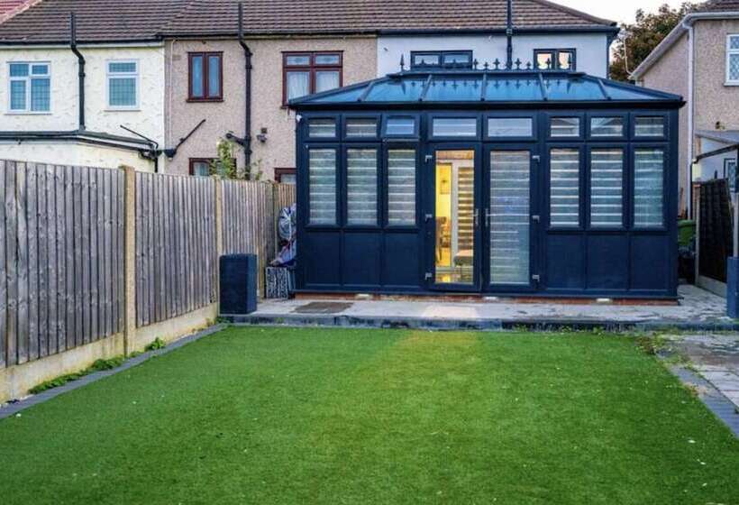 اقامتگاه Immaculate 3 Bed Luxury House In Dagenham London