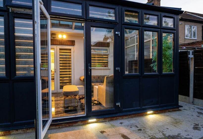 اقامتگاه Immaculate 3 Bed Luxury House In Dagenham London
