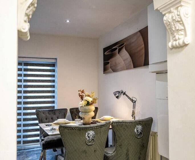 اقامتگاه Immaculate 3 Bed Luxury House In Dagenham London