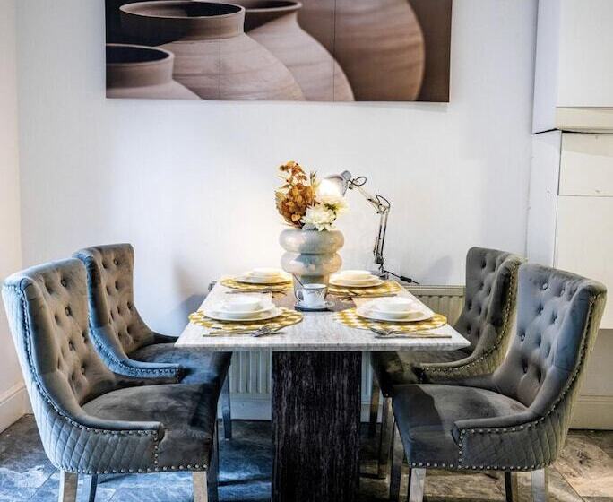 اقامتگاه Immaculate 3 Bed Luxury House In Dagenham London