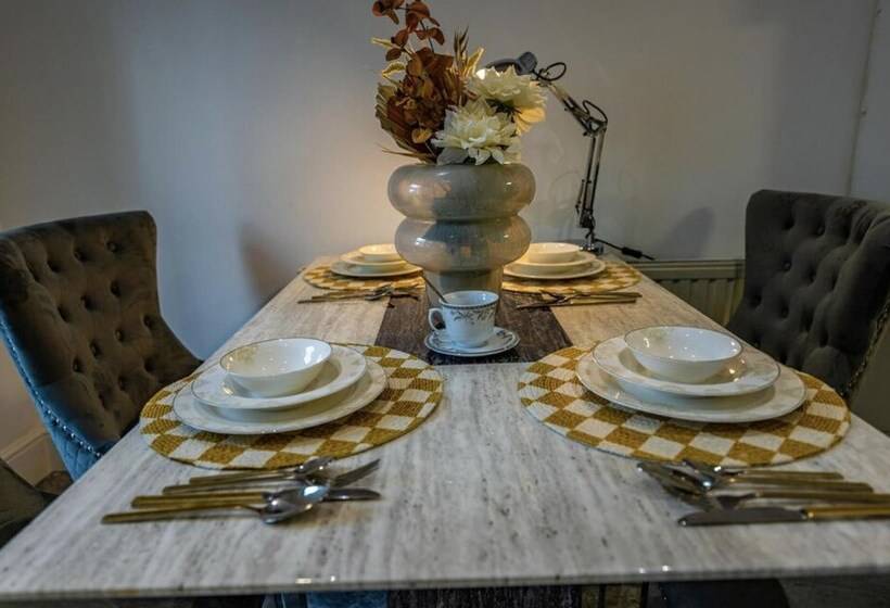 اقامتگاه Immaculate 3 Bed Luxury House In Dagenham London