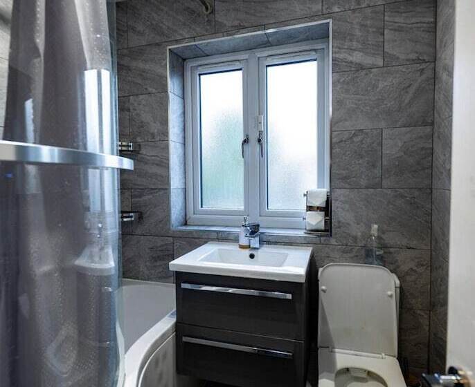 اقامتگاه Immaculate 3 Bed Luxury House In Dagenham London