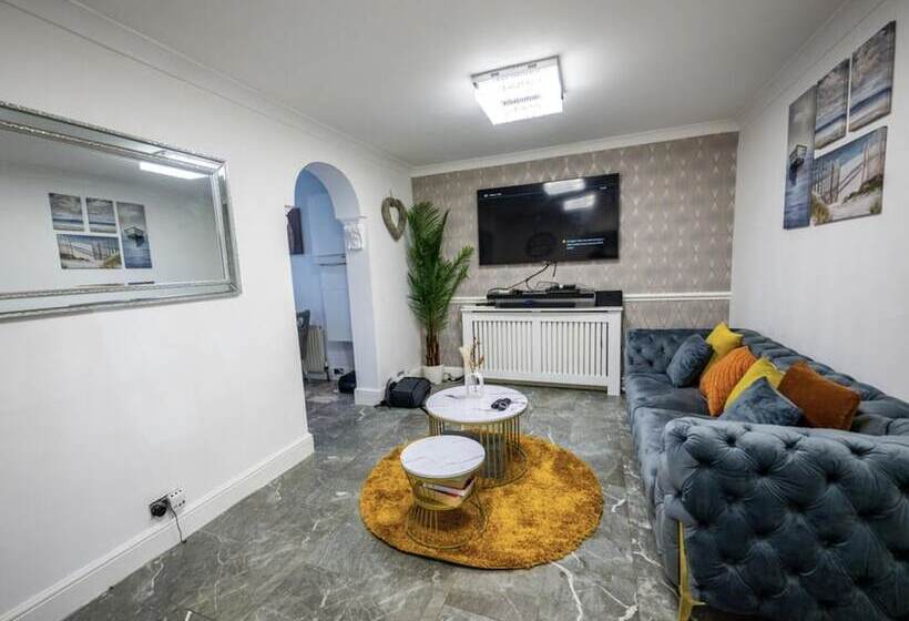 اقامتگاه Immaculate 3 Bed Luxury House In Dagenham London