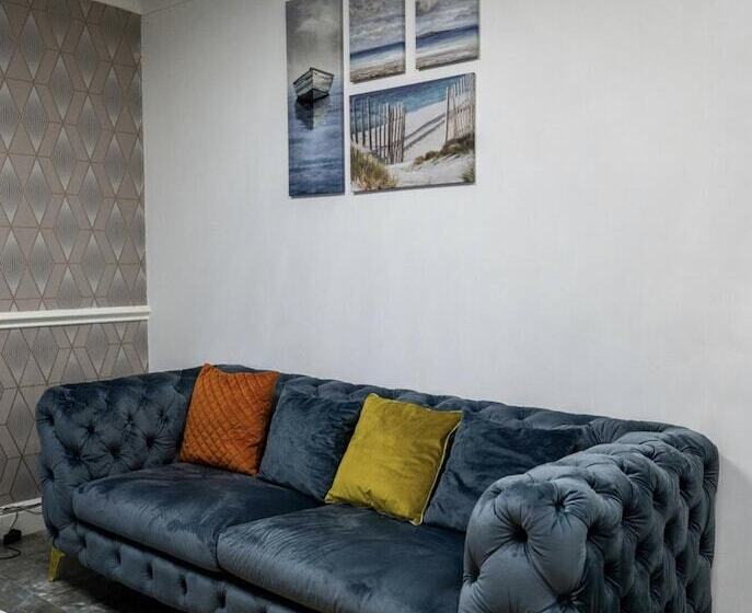 اقامتگاه Immaculate 3 Bed Luxury House In Dagenham London