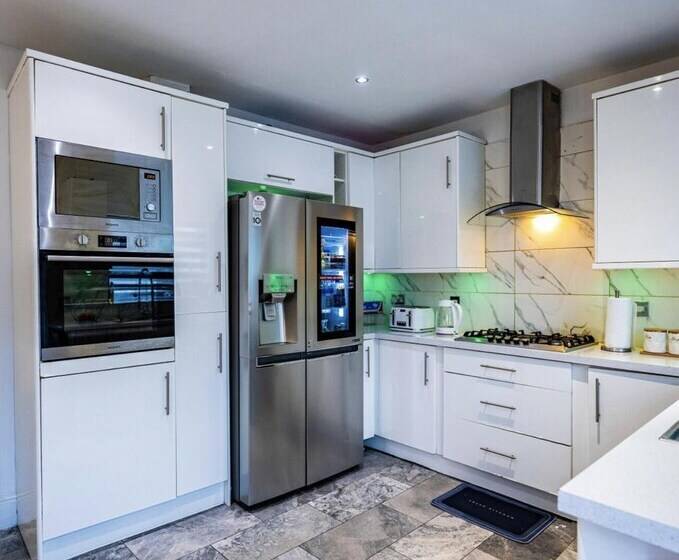 اقامتگاه Immaculate 3 Bed Luxury House In Dagenham London