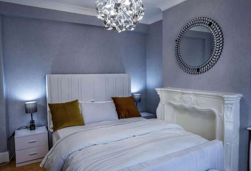 اقامتگاه Immaculate 3 Bed Luxury House In Dagenham London