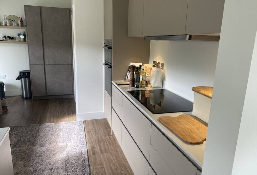 اقامتگاه Impeccable 3 Bed House Topsham, Exeter