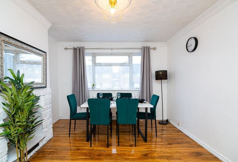 レジデンス Impeccable 3 Bed House In Abbeywood