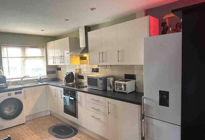 Резиденция Remarkable 2 Bed House In Northolt