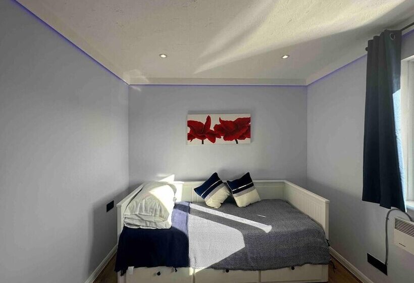 Резиденция Remarkable 2 Bed House In Northolt