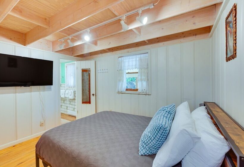 Riverside Retreat W/ Screened Porch: 6 Mi To Taos!