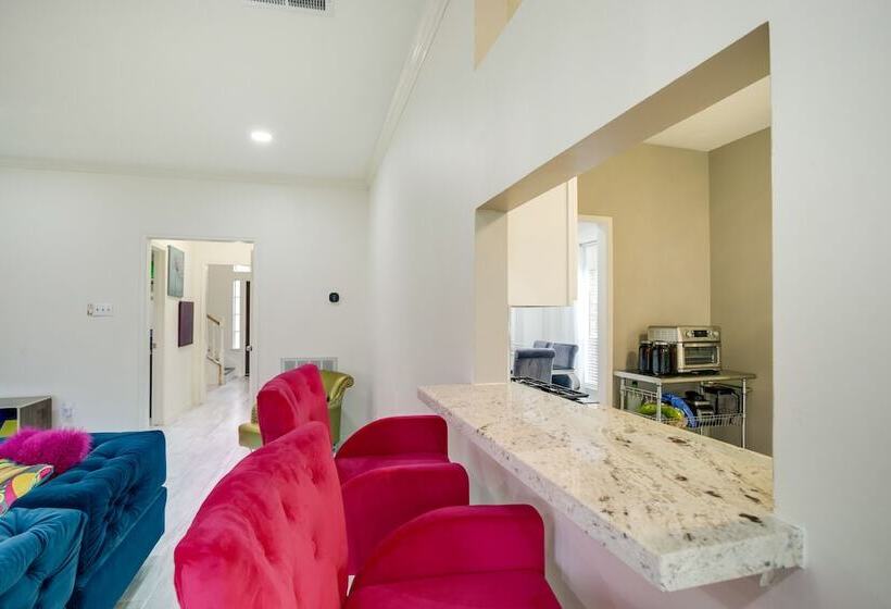 Spacious Houston Home W/ Patio, Grill & Fireplace!