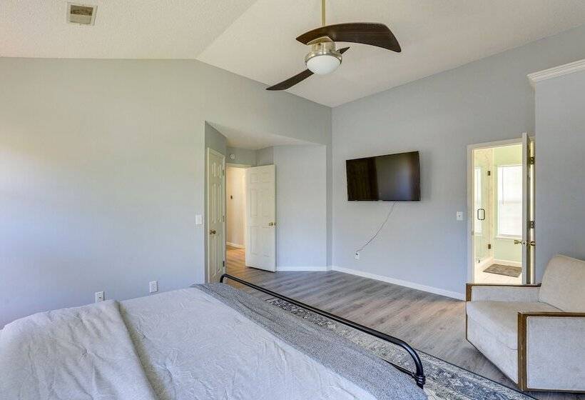 North Charleston Home Near Shopping & Dining!