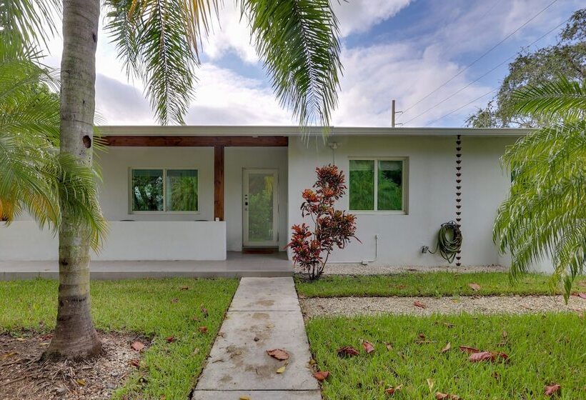 Spacious + Serene Miami Home: Walk To Metrorail!