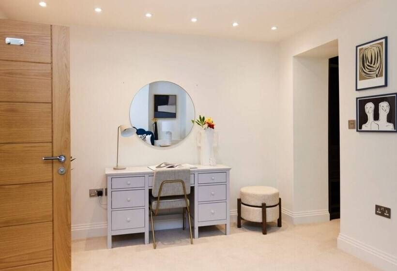 The Chelsea Wonder   Spacious 3bdr Flat With Terrace + Garden