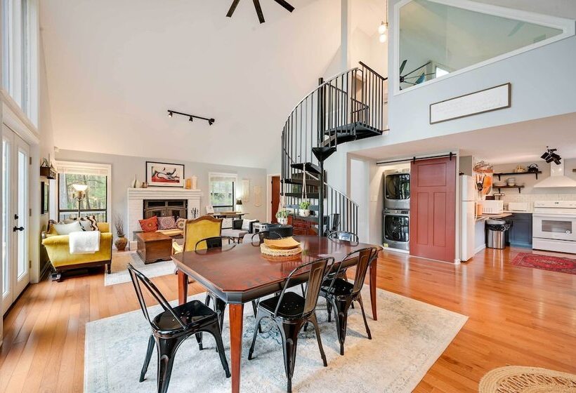 The Woods Cabin W/ Hot Tub & Golf Course Access!