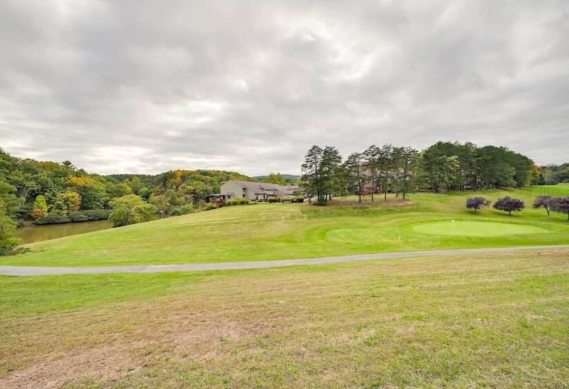 The Woods Cabin W/ Hot Tub & Golf Course Access!