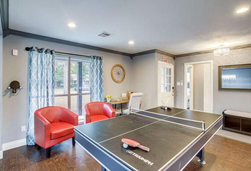 Updated Houston Home W/ Backyard & Ping Pong!