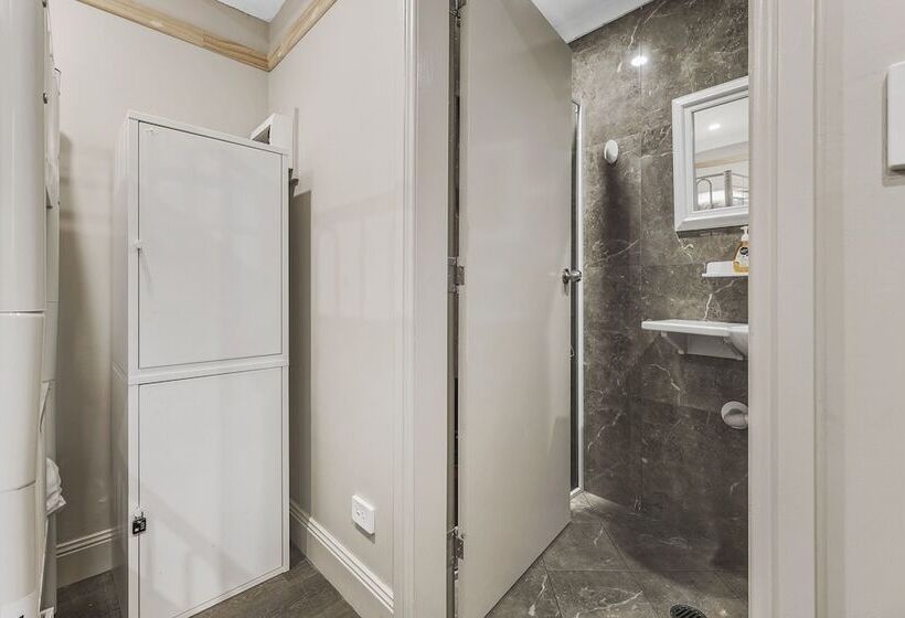هاستل Venus Surry Hills   Female Only