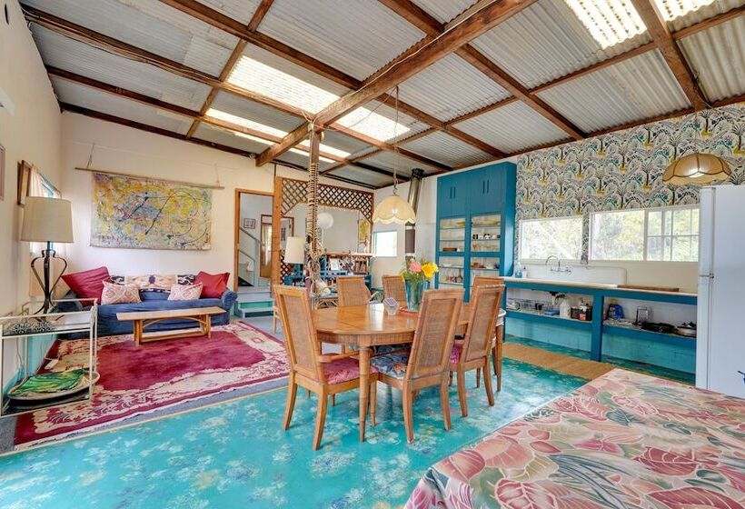 Vibrant Captain Cook Home W/ Lanai & Steam Room!