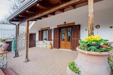 تختخواب و صبحانه Countryhomeantonella