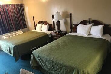 هتل Travelers Inn