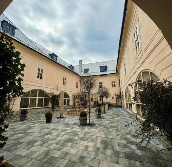 Opera Apartments