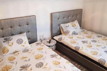 تختخواب و صبحانه Sunshine Court Budget
