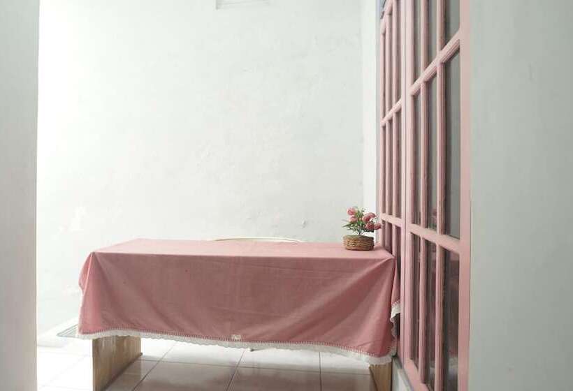 هتل Oyo 93652 Karunia Kost & Penginapan