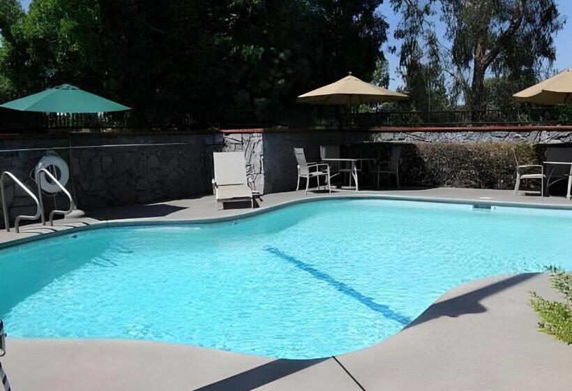 هتل Quality Inn Fresno Yosemite Airport