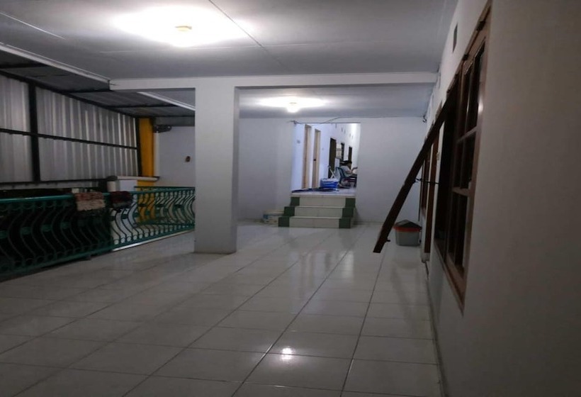 هتل Spot On 93621 Kost Bu Tutik Syariah