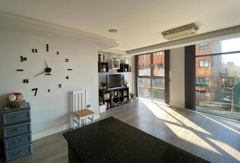 ベッドアンドブレックファースト Double En Suite Room In The Heart Of Stratford