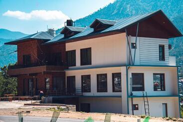 هتل Clover Inn By Offlimit Homes
