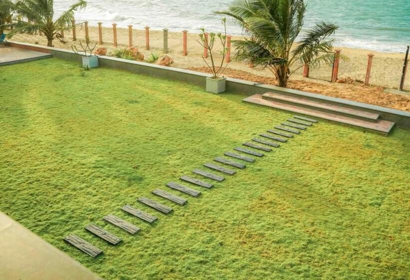 هتل Hiru Beach Resort