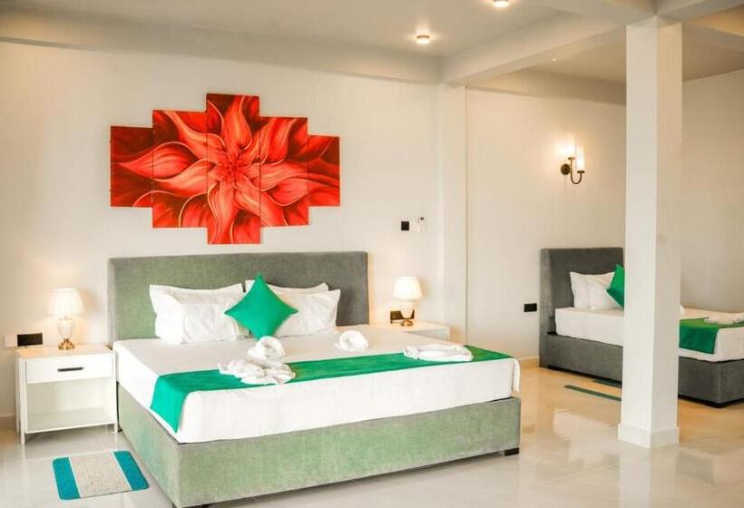هتل Hiru Beach Resort