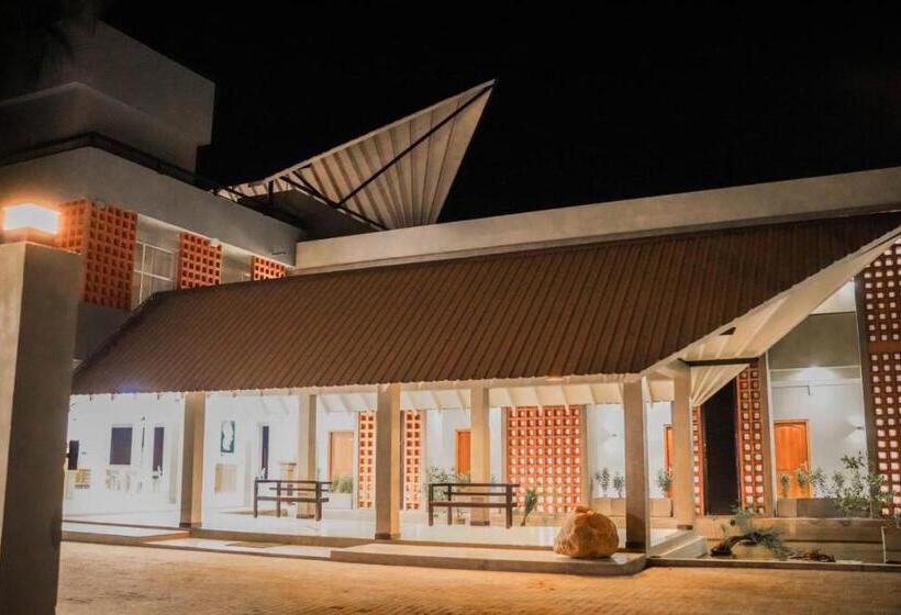 هتل Hiru Beach Resort