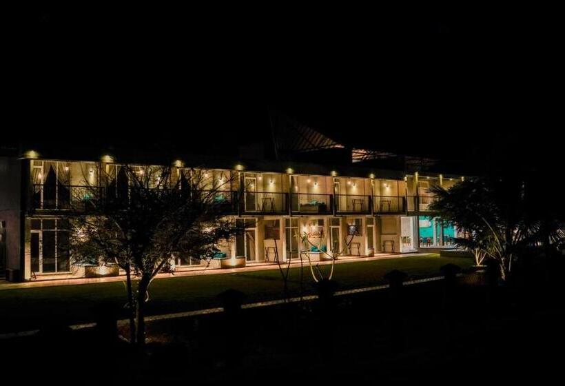 هتل Hiru Beach Resort