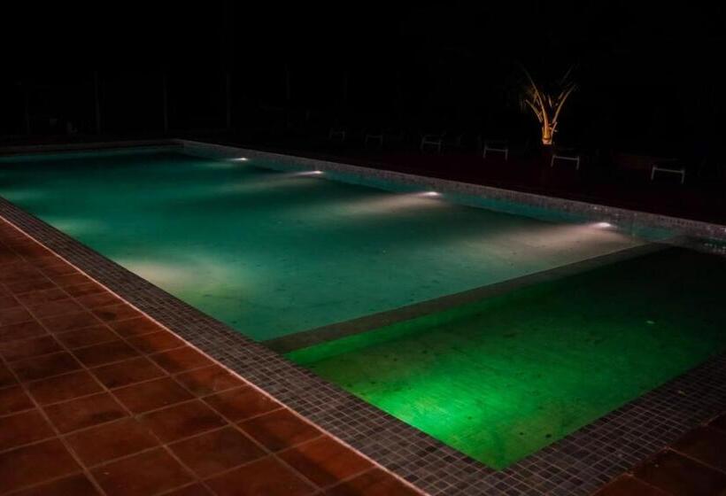 هتل Hiru Beach Resort