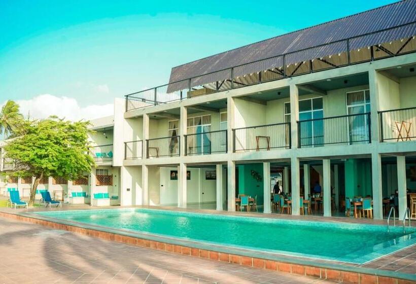 هتل Hiru Beach Resort